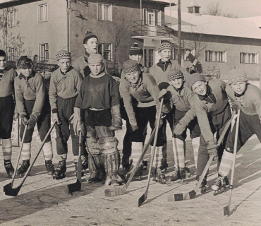 Černoličtí hokejisti na louži v Řitce - 1965/66 (odhad)