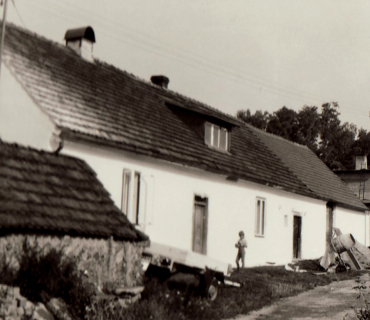 Opravené stavení, rok 1986